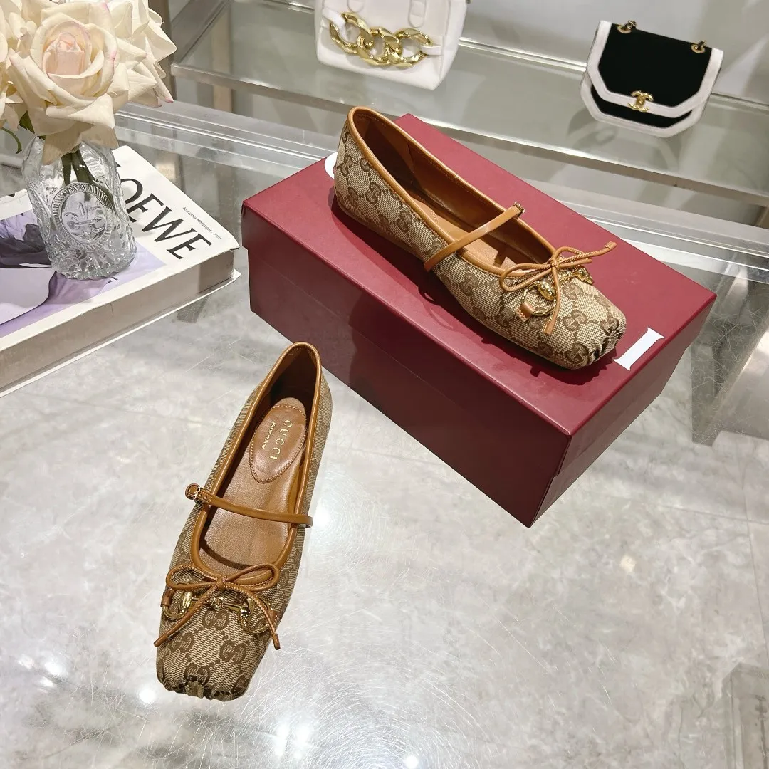 👟👟Ex-factory price 560👟👟 Gucci Horsebit series women's ballet flats. This iconic horsebit ballet flats features a square toe design and elegant bow details, paying tribute to the traditional ballet shoe style. This piece is crafted from Gucci ankh leather and embellished with a light gold-tone horsebit buckle. A 'sacchetto' construction with a soft, padded insole provides a great fit. ✅Size: 35-42 (customized for 40-42) ✅Sole material: Imported Italian genuine leather sole ✅Packaging: Brand new red box packaging